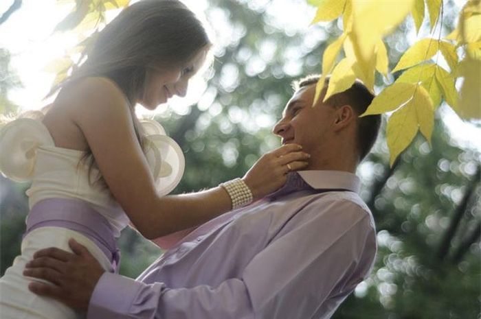 Sự chung thủy: Chúng ta dễ rơi vào những cám dỗ từ những người đồng nghiệp, những cuộc gặp gỡ tình cờ...Và tất nhiên, một số người sẽ cảm thấy "xao lòng" vì cái đẹp trước mắt, quên đi người yêu hiện tại. Nhưng, những người có thể giữ vững lập trường tình cảm của mình, bất chấp mọi cám dỗ thì đó chính là tình yêu đích thực.