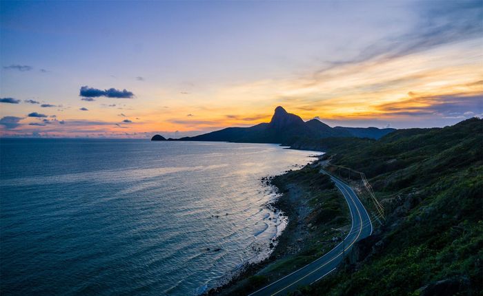 Nhìn bao quát một đoạn dài, ở góc rộng, từ trên cao xuống, bạn sẽ cảm nhận được tất cả sự hùng vĩ, vẻ man dại, mộng mơ, bình yên nơi đảo xa.