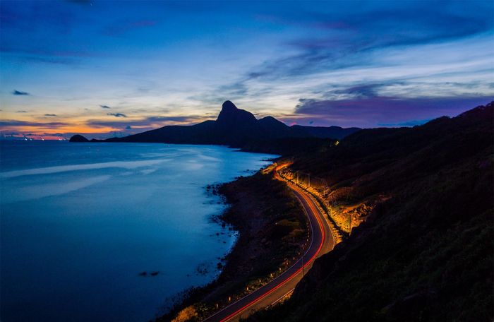Cũng có thể chọn view khác là trèo lên ngọn đồi cao, đứng trên đó quan sát toàn cảnh, cảm nhận cái mênh mang, rực rỡ của biển chiều.