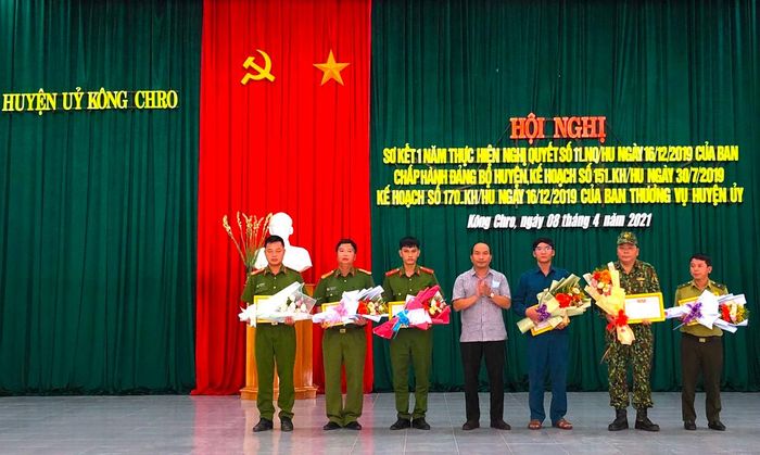 Chủ tịch UBND huyện Kông Chro tặng giấy khen cho các cá nhân có thành tích xuất sắc trong việc thực hiện Nghị quyết số 11-NQ/HU. Ảnh: Ngọc Minh