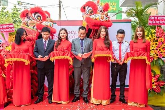 Lãnh đạo công ty An ninh Nhất Long và đại biểu cắt băng khai trương