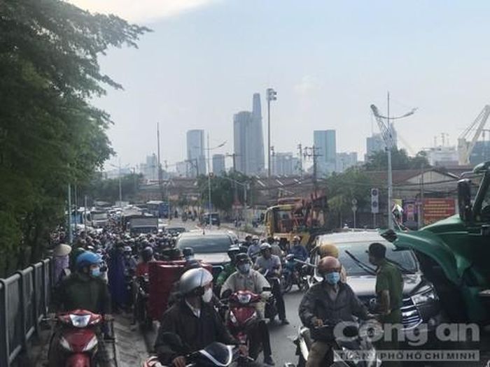 Kẹt xe trên đường Nguyễn Tất Thành.