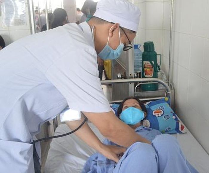 Bà T. được thầy thuốc kiểm tra sức khỏe trước khi ra viện