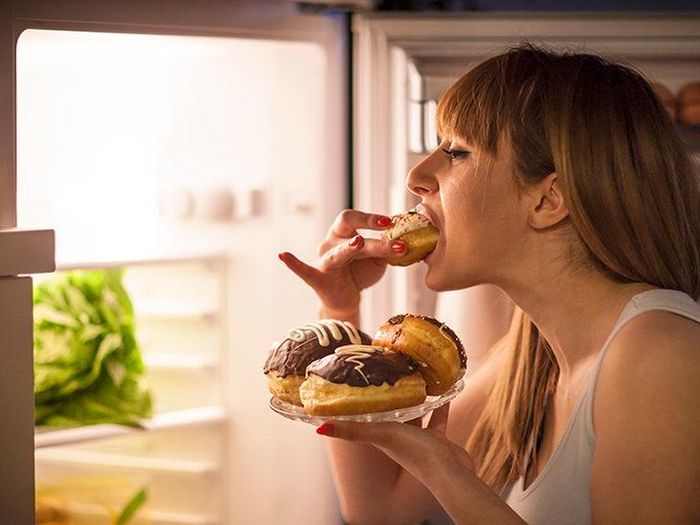 Bác sĩ chuyên khoa II Phạm Thị Thanh Giang, khoa Thẩm mỹ da, Bệnh viện Da liễu TP.HCM, cho biết các loại thức ăn nhanh chứa nhiều chất béo, thiếu chất xơ, làm tăng đường huyết nhanh chóng và gây insulin tăng cao, gián tiếp làm nổi mụn. Ảnh: Shutterstock.