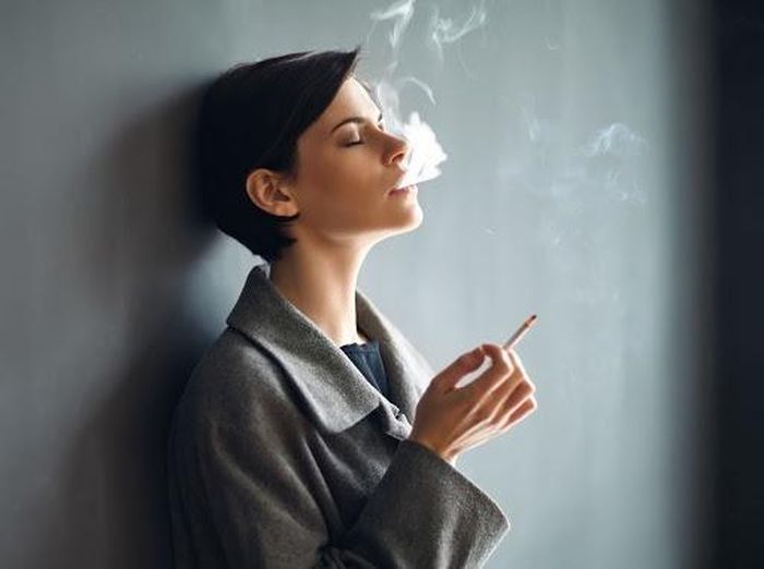 Hút thuốc lá không những làm giảm tưới máu cho da mà còn sinh ra các chất gây độc trực tiếp vào da và máu. Một số chất độc trong khói thuốc lá làm tổn thương collagen và elastin. Đây lại là những thành phần giúp cho da săn chắc và đàn hồi dẫn đến lão hóa da sớm. Ngoài ra, thuốc lá cũng làm tăng nguy cơ mắc bệnh vẩy nến và ung thư da. Ảnh: The Washington Post.