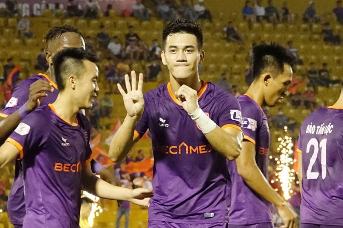 Tiến Linh bỏ lỡ cơ hội vươn lên dẫn đầu danh sách ghi bàn V-League 2021 sau vòng 9 với quả 11m không thành công ở sân Vinh. Ảnh: VPF