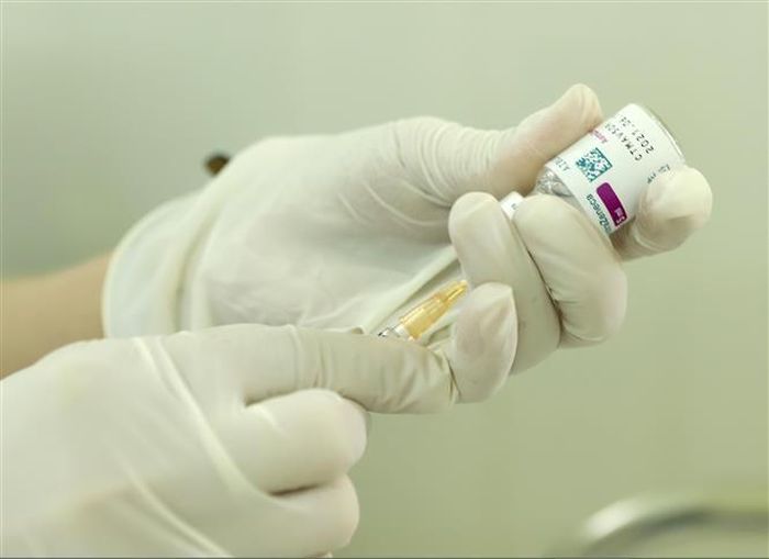 Vaccine phòng COVID-19 của hãng AstraZeneca. Ảnh: Hoàng Hùng - TTXVN