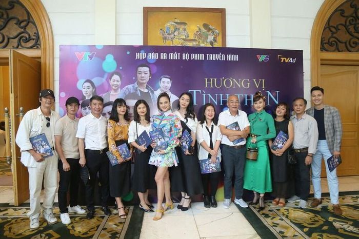 Các diễn viên và ekip thực hiện phim "Hương vị tình thân" 
