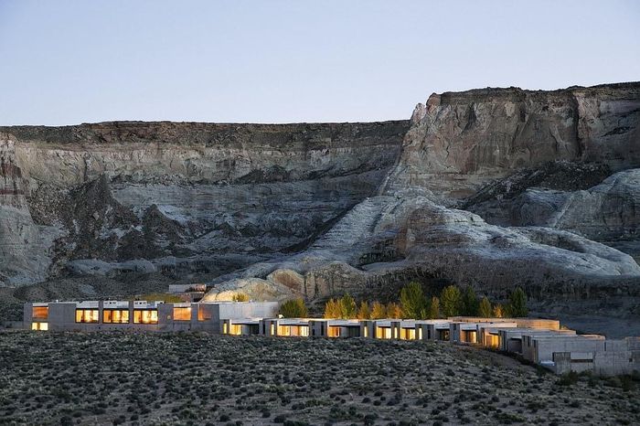 Amangiri chiếm một khu đất rộng 600 mẫu Anh tại Canyon Point và tuyên bố “tầm nhìn bao quát qua đá phân tầng và những ngọn tháp cao chót vót về phía Grand Staircase - Đài tưởng niệm Quốc gia Escalante”.