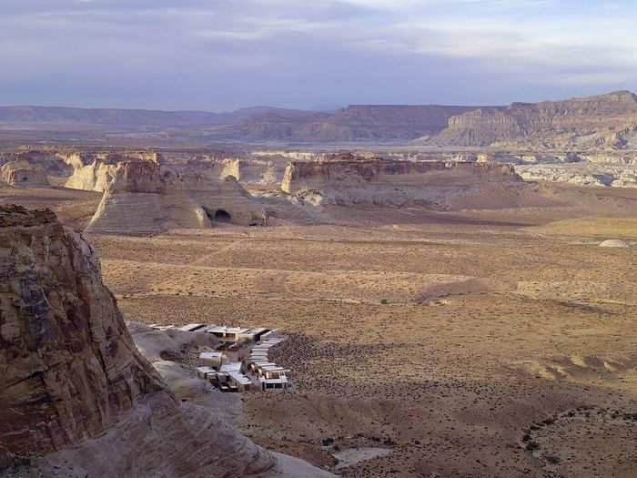 Về mặt thư giãn, Amangiri cung cấp 34 khu vực ăn uống, sảnh khách “rộng rãi” và được xây dựng xung quanh một hồ bơi trung tâm