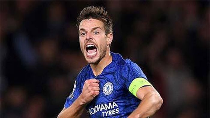 Azpilicueta (bìa phải) đang cùng các đồng đội phòng ngự rất hiệu quả.