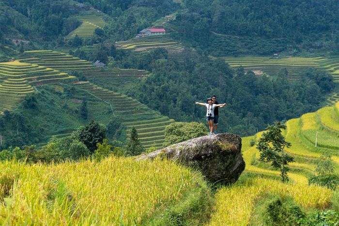 Hoàng Su Phì là một huyện biên giới thuộc tỉnh Hà Giang, có đa dạng dân tộc sinh sống như Dao, Nùng, H’Mong, nét đẹp của những thửa ruộng bậc thang và nhiều lễ hội dân tộc đặc sắc.
