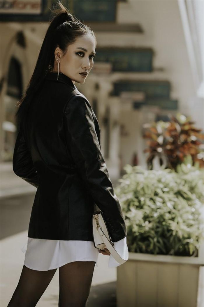 Ngoài đời, nữ diễn viên cũng sở hữu phong cách thời trang bụi bặm, giản dị. Minh Cúc còn được nhiều chị em phụ nữ biết tới với hành trình làm mẹ đơn thân hơn 10 năm nuôi con bại não.