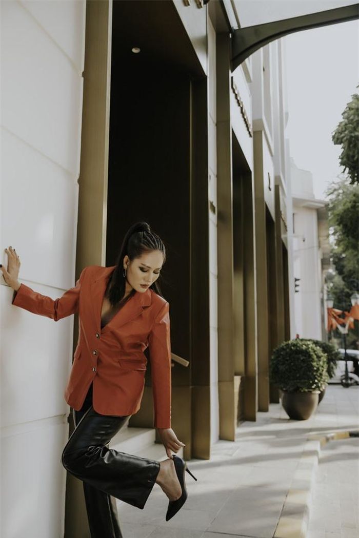 Thời gian gần đây Minh Cúc cũng chú trọng hơn trong việc lấy lại vóc dáng. Nữ diễn viên chăm chỉ tập luyện và ăn uống khoa học để "siết" lại body.