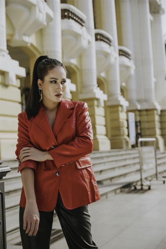Mới đây, nữ diễn viên tung ra loạt ảnh streetstyle đầy ấn tượng. Trong bộ ảnh, Minh Cúc diện 2 bộ vest đỏ, đen và dạo bước trên đường phố Hà Nội.