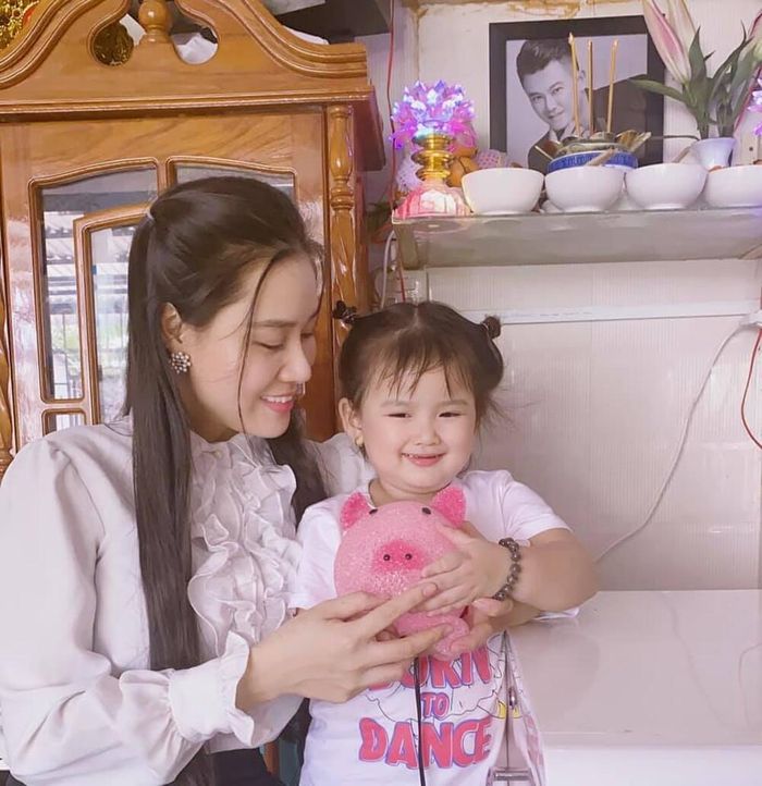 Vợ hai của Vân Quang Long - Linh Lan và bé Helen.