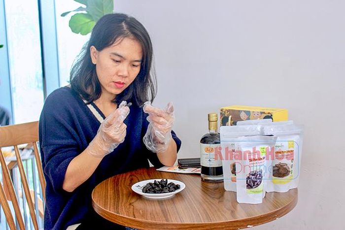  Chị Hà kiểm tra sản phẩm sau lên men 