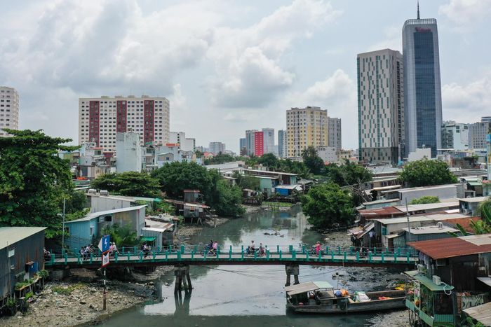  Chiếc cầu dân sinh nối đường Nguyễn Xuân Ôn sang hẻm 27 Điện Biên Phủ (quận Bình Thạnh) luôn đông đúc xe cộ. Những ngày trời nắng, người dân đi qua cầu phải chịu cảnh mùi hôi bốc lên từ dòng nước đen ngòm phía dưới. 