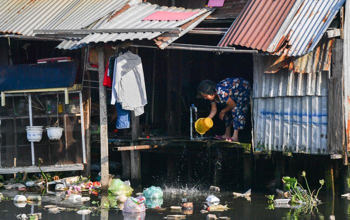  Hàng ngày, những hộ dân sống ở đây đều xả chất thải thẳng xuống rạch. 