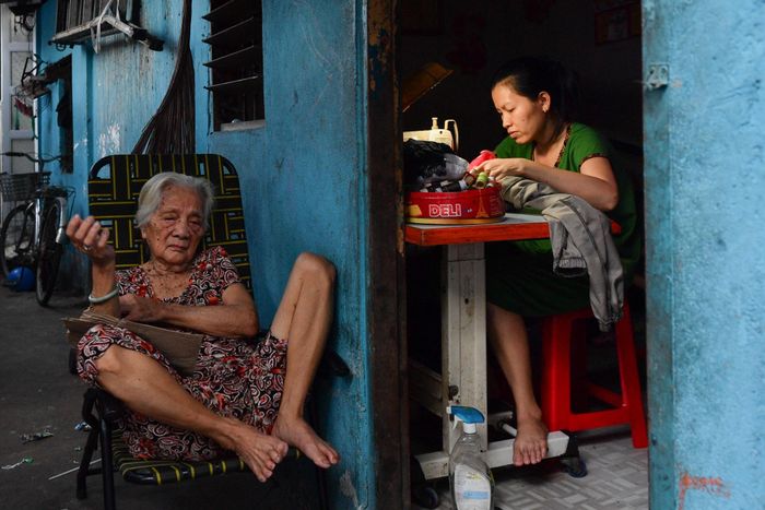  Bà Nguyễn Thị Hai sống ven con rạch Xuyên Tâm cách đây 50 năm. Bà cho biết trước đây rất ít người. "Con rạch lúc đó như một dòng sông, hiếm khi thấy rác, không gian thoáng đãng", bà Hai nhớ lại. 