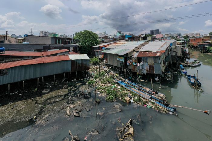  Gần hai chục năm qua, con rạch là một trong những nơi ô nhiễm nặng nề của thành phố. Nhiều đoạn rạch bị người dân dựng nhà, lấn chiếm, làm thu hẹp dòng chảy. 
