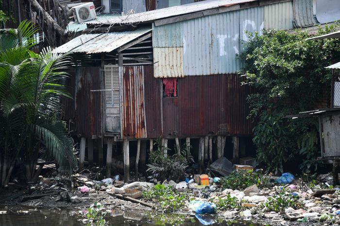  Sau này, chất thải ứ đọng quanh năm trở thành những bãi rác lớn dọc con rạch. 