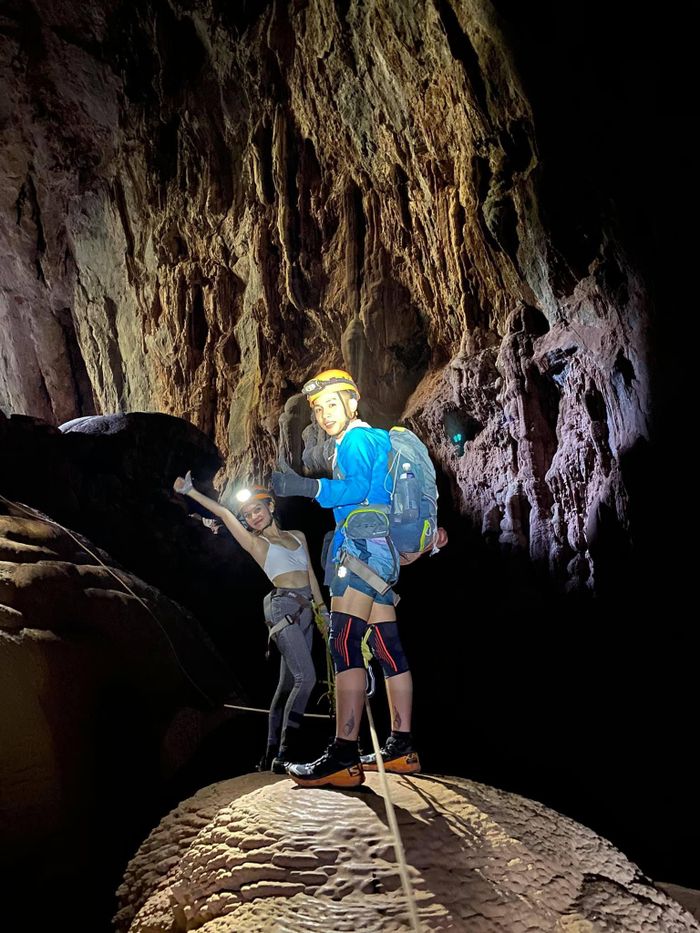  Các thành viên tiến sau vào hang Pygmy. 