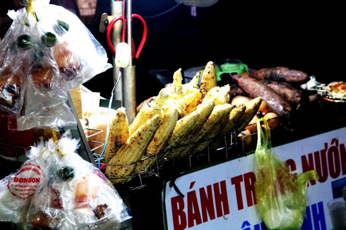 Những hàng bắp nướng, khoai nướng, bánh tráng nướng là món ăn vặt đặc trưng ở Đà Lạt.