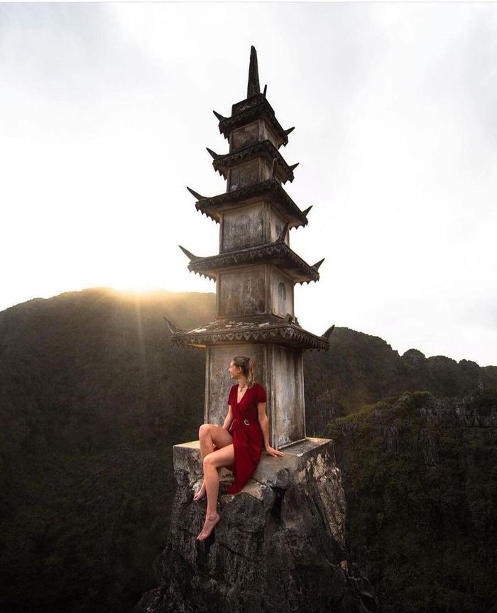 Đây chính là một trong những địa điểm nổi tiếng nhất Ninh Bình, nhiều lần gây bão mạng xã hội với cảnh sắc non xanh nước biếc hữu tình.