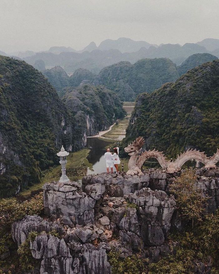 Tháng 4 này, đỉnh núi Ngọa Long được coi là địa điểm ngắm lúa xanh đẹp nhất vùng Tam Cốc, thu trọn vẹn đất trời kỳ vĩ trong tầm mắt.