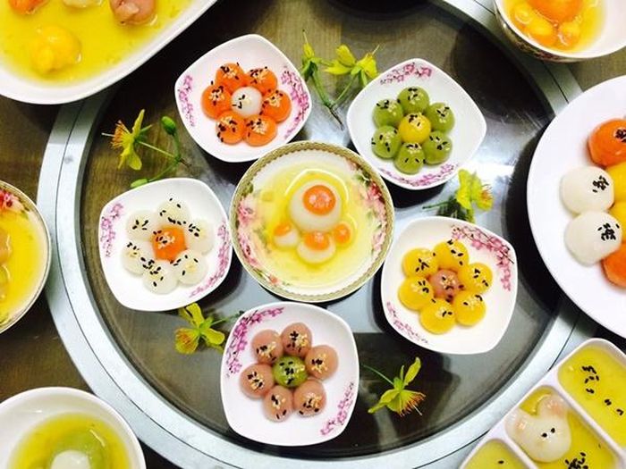 Không nên cúng bánh ngũ sắc sặc sỡ trong ngày Tết Hàn thực (Ảnh minh họa)