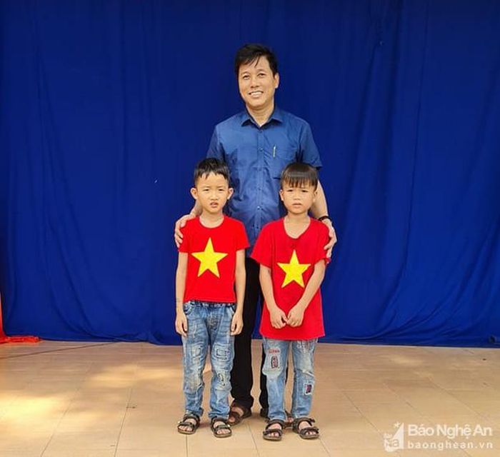 Ban Giám hiệu nhà trường tuyên dương em Phong và Quang. Ảnh: Nguyễn Hường