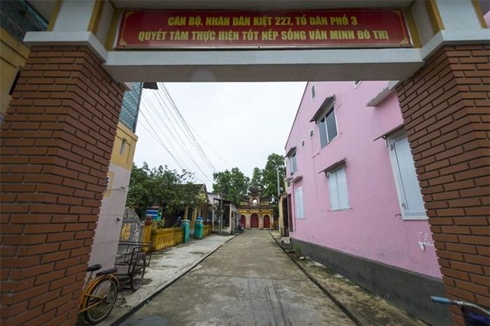Những chiếc cổng mới đan xen với không gian Huế xưa.