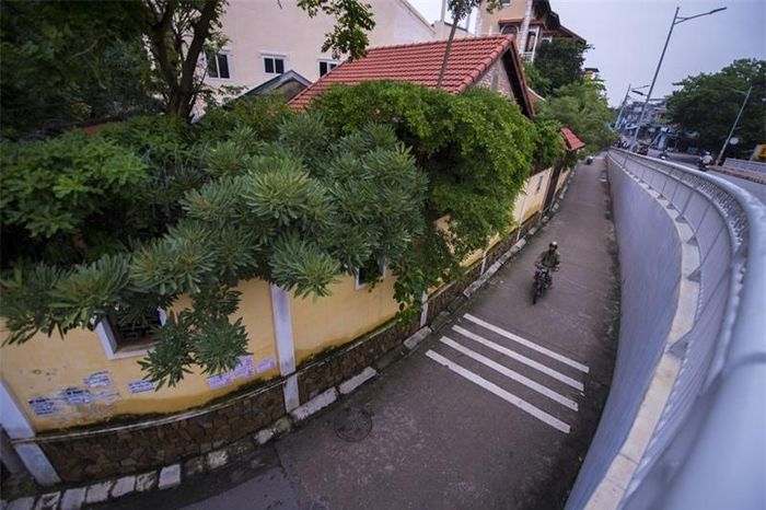 Những ngày này, Huế đang chìm mình trong mưa và gió rét đầu mùa. Thả bộ bước chân trong ánh chiều tà sẽ bắt gặp những ngõ nhỏ, hẹp, u tối nhưng vô cùng sạch sẽ.