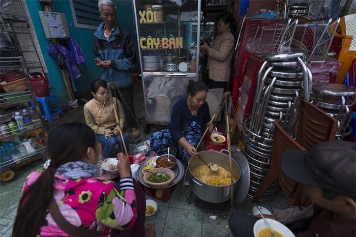 Gánh hàng ăn nhỏ trong ngõ.