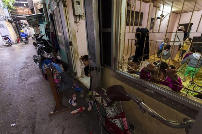 Cuộc sống trong ngõ nhỏ, những đứa trẻ, người già và gian hàng xưa cũ.
