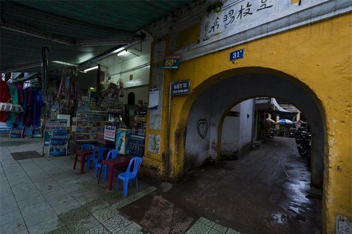 Ngõ nhỏ dẫn vào những ngôi nhà cũng nhỏ, cộng sinh san sát, nép vào nhau tạo thành một bức tranh tuyệt đẹp.