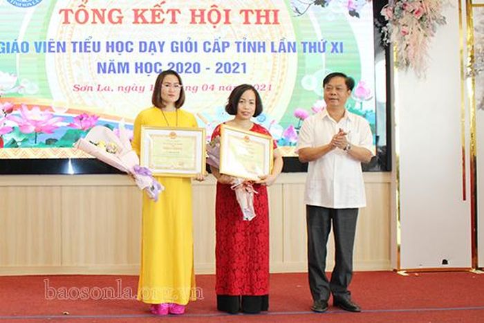 Đồng chí Phạm Văn Thủy trao Bằng khen cho các giáo viên đạt thành tích xuất sắc tại Hội thi