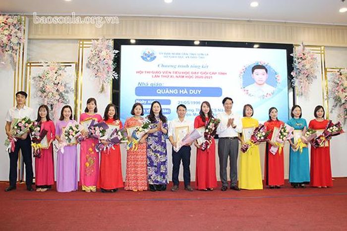 Lãnh đạo Sở Giáo dục và Đào tạo trao giấy chứng nhận cho các giáo viên dạy giỏi cấp tỉnh năm học 2020-2021