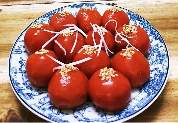 Bánh trôi màu đỏ được làm từ gấc