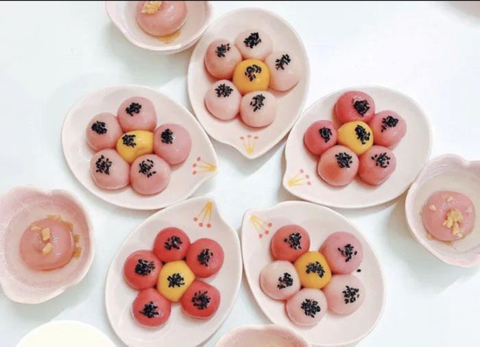 Bánh màu hồng được làm từ củ dền