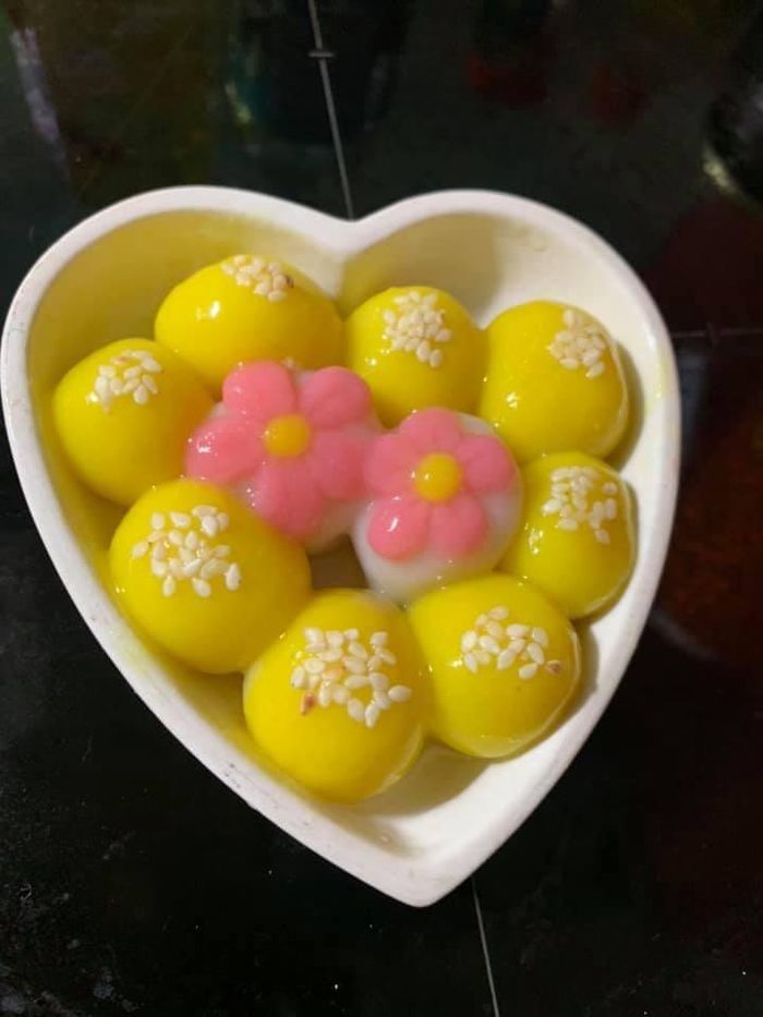 Bánh màu vàng làm từ chanh leo
