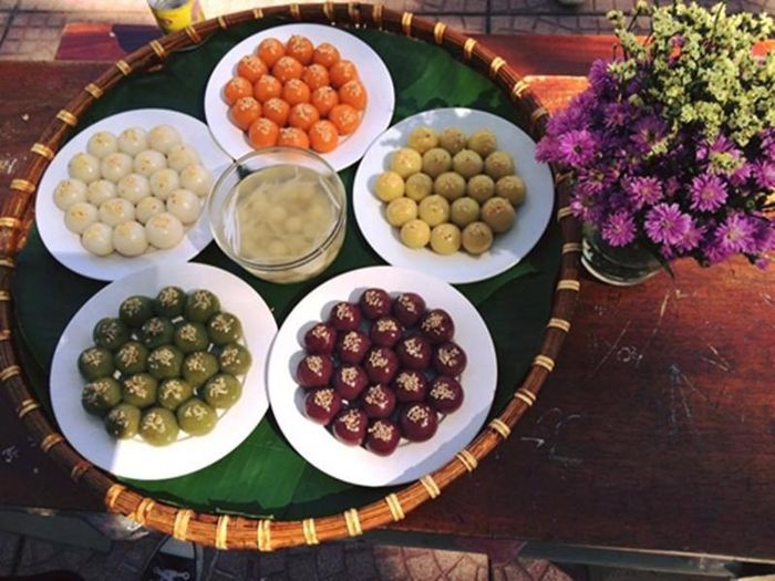 Bánh màu nâu làm từ bột ca cao, màu tím làm từ lá cẩm