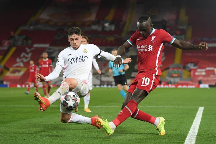 Valverde chơi đầy nỗ lực khi đối đầu Sadio Mane trên sân Anfield rạng sáng 15/4 (giờ Hà Nội).