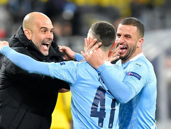 Pep và học trò ăn mừng chiến thắng trước Dortmund. Ảnh: Getty.