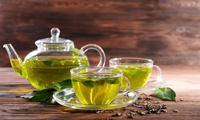 Không chỉ dùng để uống, nhiều người còn sử dụng trà xanh như nguyên liệu làm mặt nạ. Ảnh: Salad Menu.