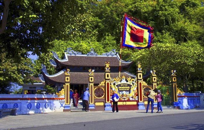 Hang Múa nằm trên khu đất rộng 40.000m2, men theo dãy núi đá vôi Lồng vồng hùng vĩ giữa cánh đồng lúa bao quanh. Bờ tre, hồ nước, vườn cây, hoa trái tạo cho Hang Múa một khuôn viên yên bình, thơ mộng, rất quê và rất nhiều tiếng chim.