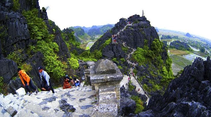 Hang Múa có 486 bậc thang đá để lên tới đỉnh hang, có địa hình núi non trùng điệp, những bậc thang đá cheo leo...
