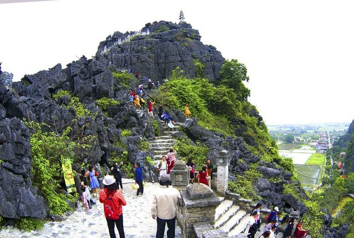  Những bậc đá trắng dẫn lên đỉnh núi tựa như con đường lên núi thiên thai . 