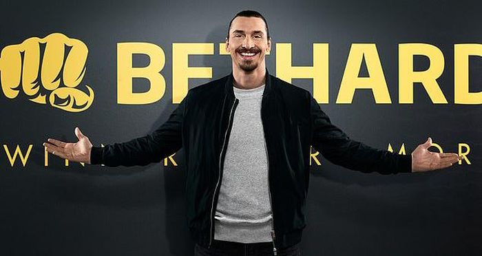 Ibrahimovic chụp hình với thương hiệu Bethard